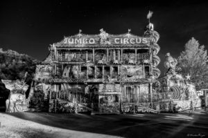 Photographie de fête foraine de nuit.