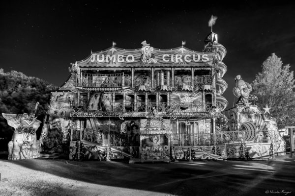 Photographie de fête foraine de nuit.